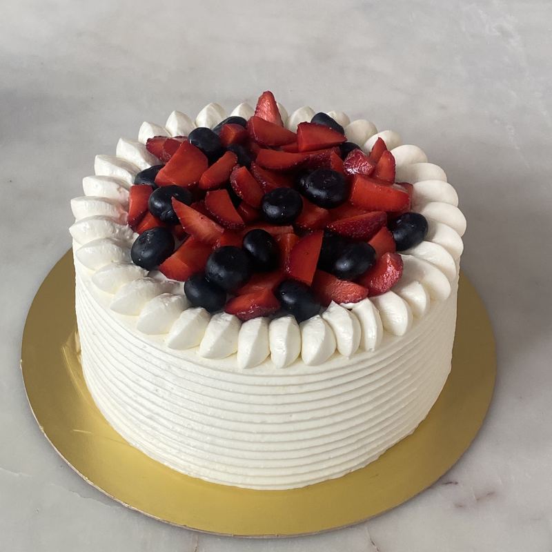 Vanilla cake with fresh berries